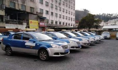 旌德縣出租汽車停運時，應急服務(wù)車隊上崗沖在前